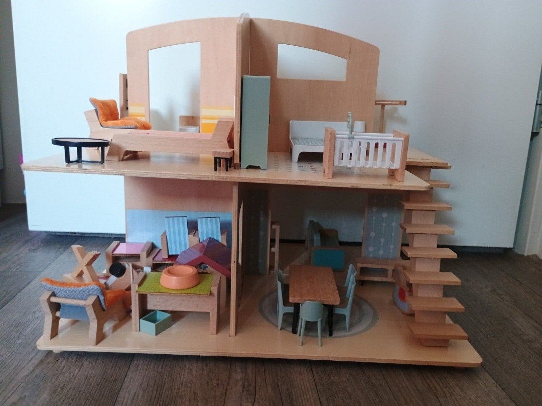 Houten poppenhuis met complete huisraad, Ophalen of Verzenden, Zo goed als nieuw, Poppenhuis