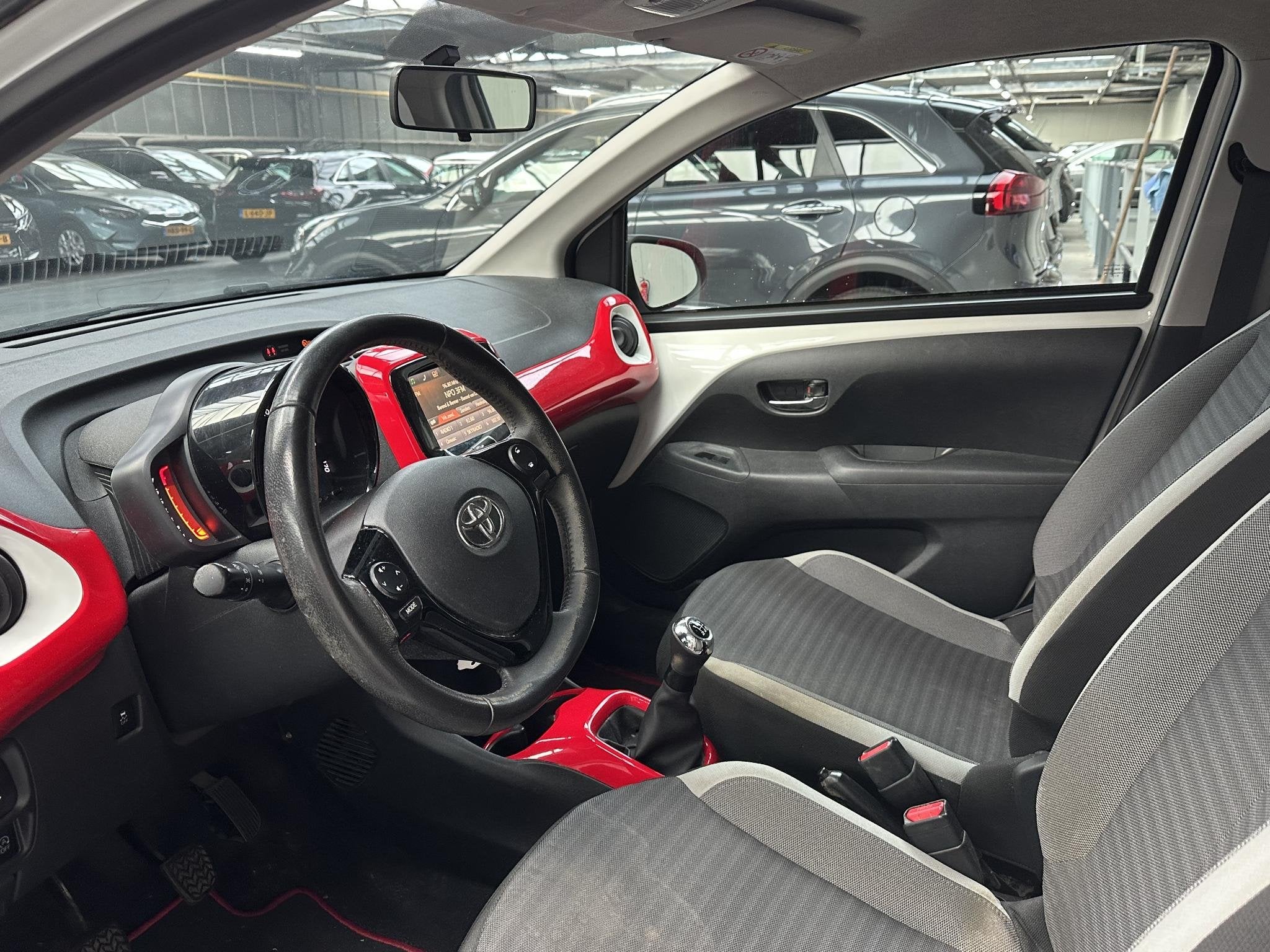 Toyota Aygo 1.0 VVT-i x-play, Auto's, Stof, Gebruikt, Euro 6, 4 stoelen