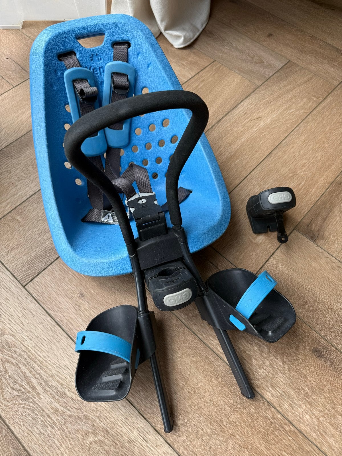 Yepp voorzitje met extra adapter, Ophalen of Verzenden, Gebruikt, Voetsteuntjes, Voorzitje