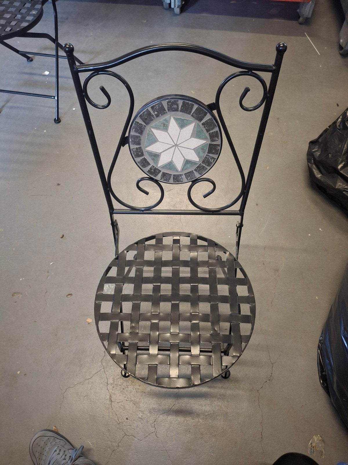 2 stuks metalen stoelen met mozaïek rugleuning, Gebruikt, Ophalen of Verzenden, Nvt, Nvt