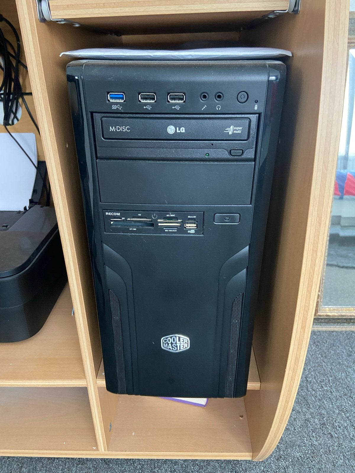 Foto 2 van Complete Desktop PC met Intel i7, SSD, Monitor en Speakers