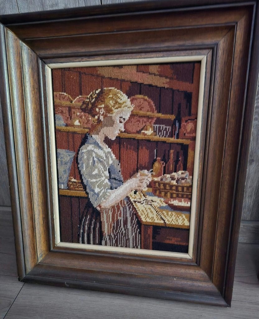 Vintage borduurwerk: Vrouw in keuken, ingelijst, Ophalen, Portret of Personen, Ingelijst, Vintage