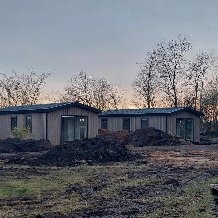 Te koop: 2 complete chalets op Camping Zomersbuiten, Vakantie, Zwembad, 2 slaapkamers, Recreatiepark, Groningen