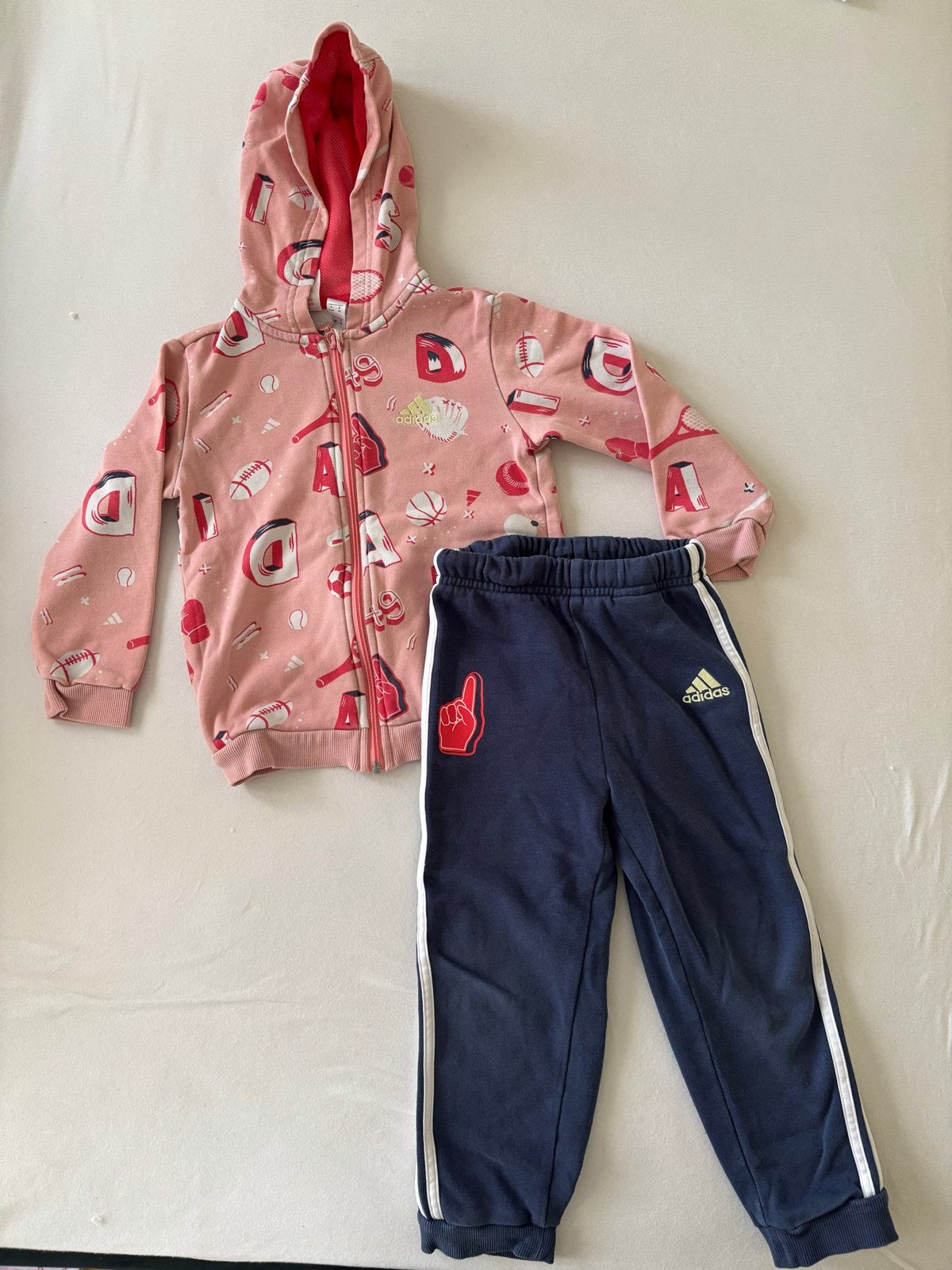 Adidas trainingspak voor meisjes - roze hoodie & blauwe broe, Kinderen en Baby's, Kinderkleding | Maat 98, Ophalen of Verzenden