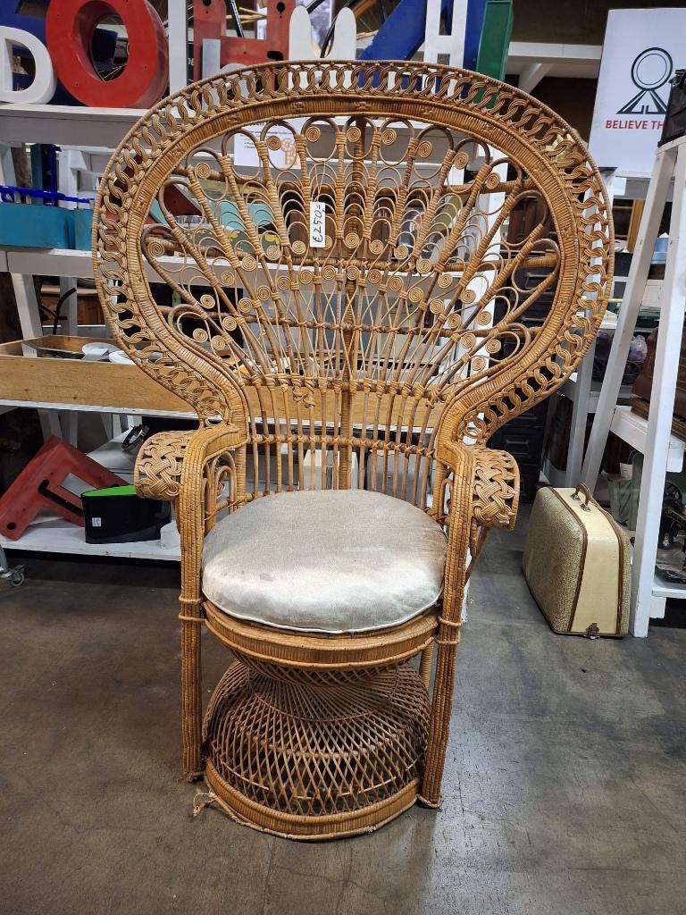 Vintage rotan pauwstoel jaren 70 – boho fauteuil, Ophalen, Gebruikt, Minder dan 75 cm, Riet of Rotan