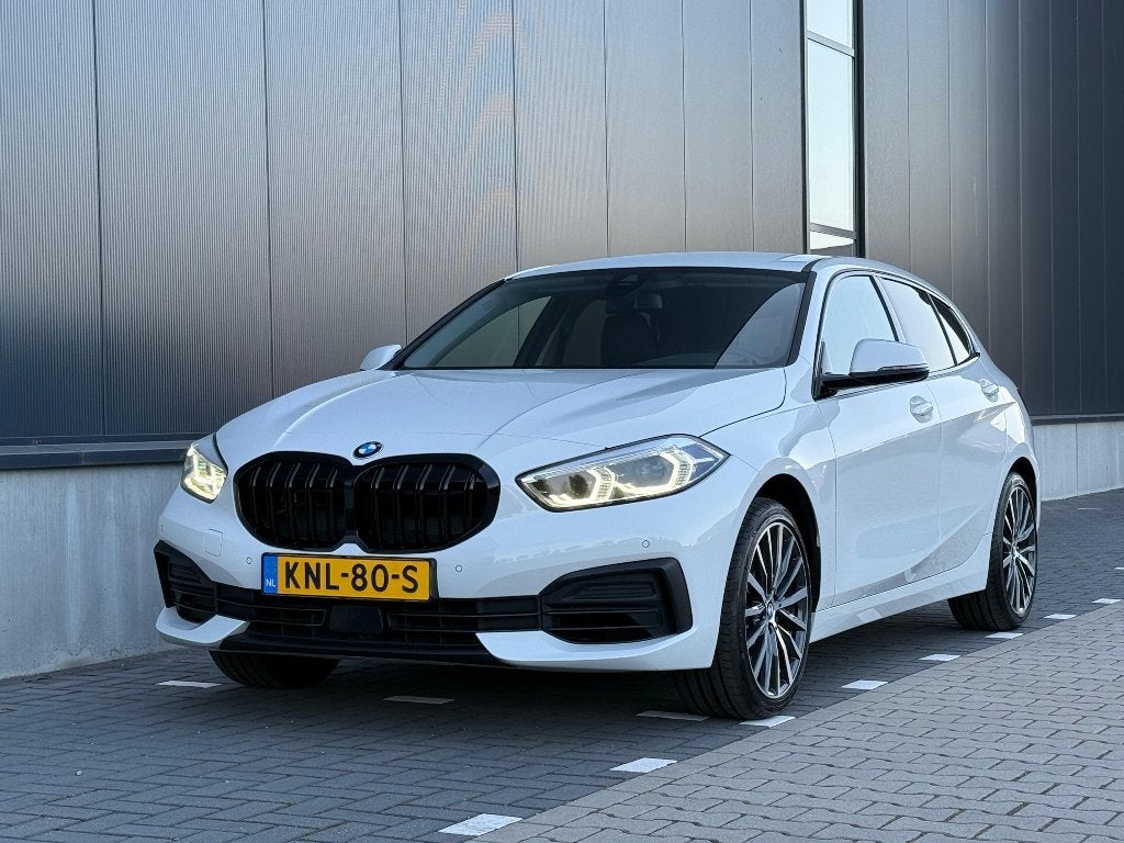 BMW 1-Serie 118i 140pk Aut 2019 LED - Leer - Carplay - PDC, Lichtsensor, Wit, Leder, Bedrijf