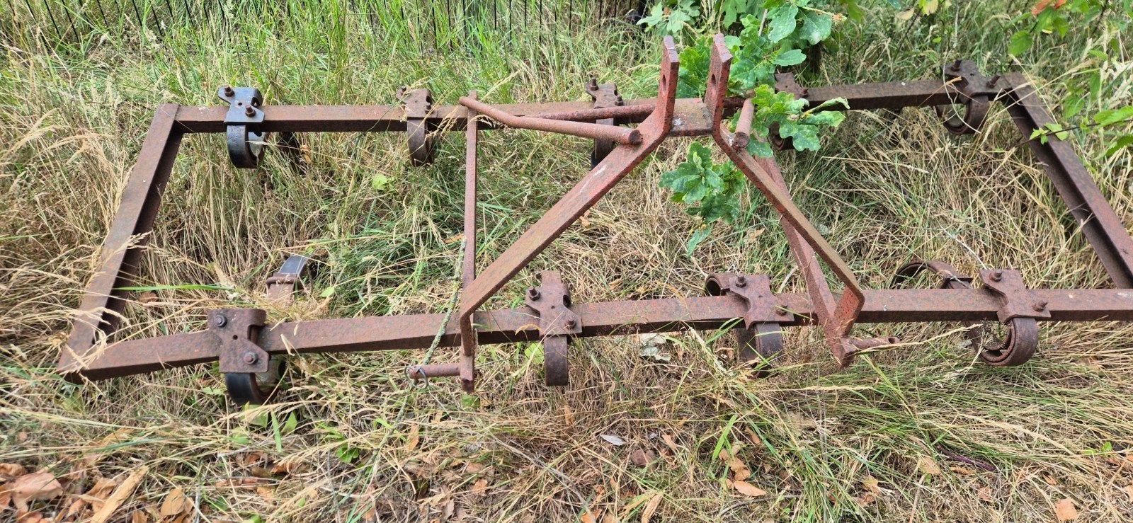 Oude eg/cultivator voor grondbewerking, Ophalen