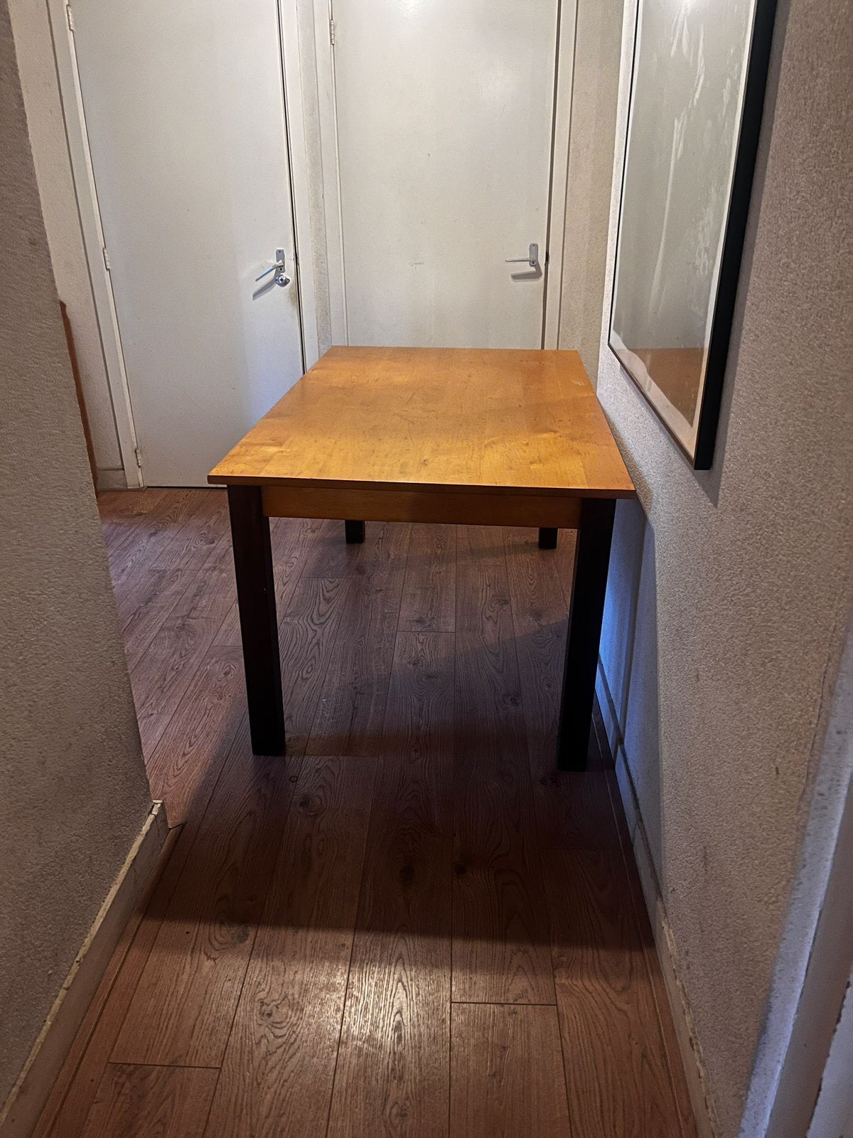 Stevige houten tafel met donkere poten., Huis en Inrichting, Tafels | Eettafels, Ophalen, Gebruikt, 100 tot 150 cm, 50 tot 100 cm