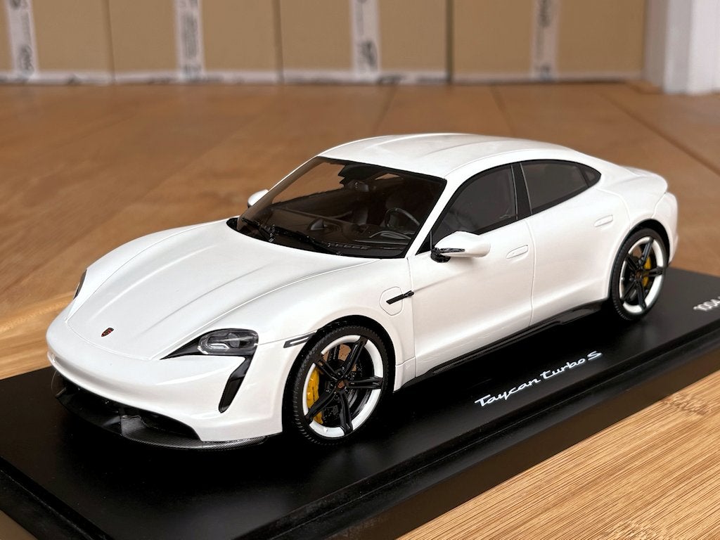 Porsche Taycan Turbo S 1:18 dealer editie vitrine Minichamps, Hobby en Vrije tijd, Ophalen of Verzenden, Nieuw, Auto, MiniChamps