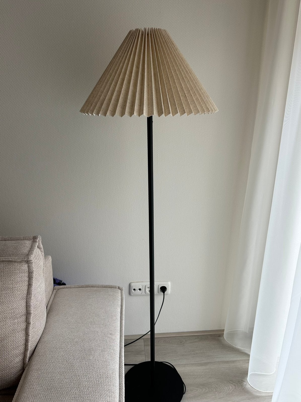 Scandinavische vloerlamp met geplooide lampenkap, Ophalen, 100 tot 150 cm, Scandinavisch/Modern, Zo goed als nieuw