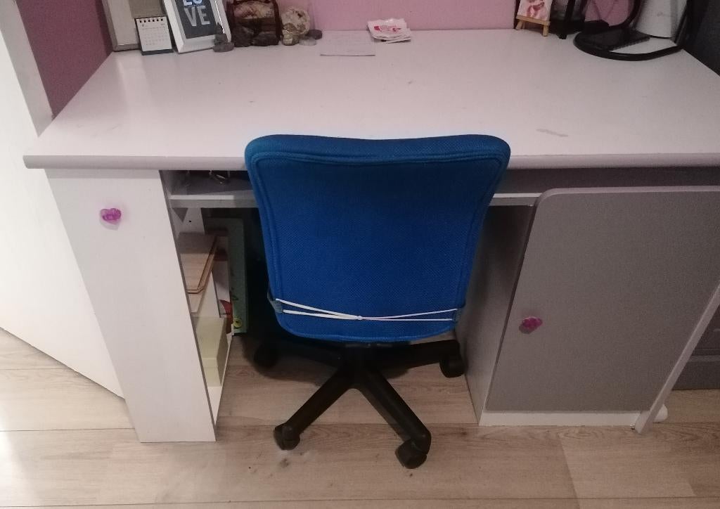 meiden bureau met stoel, Ophalen