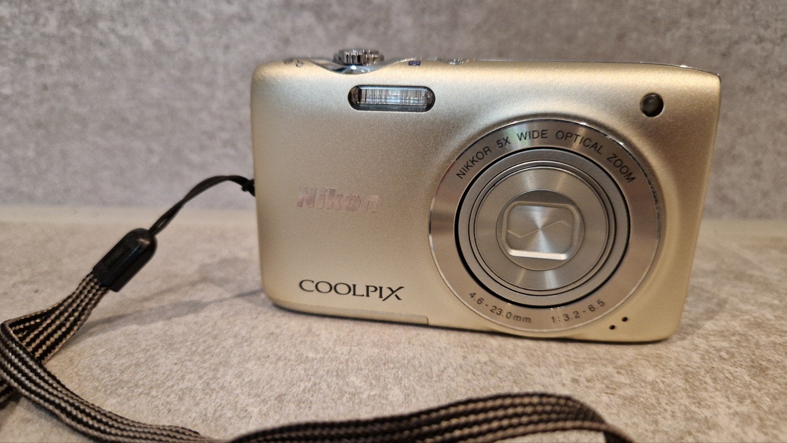 Nikon Coolpix S3100 compactcamera met laadkabel, Ingebouwde flitser, Gebruikt, Draagriem, Ophalen of Verzenden