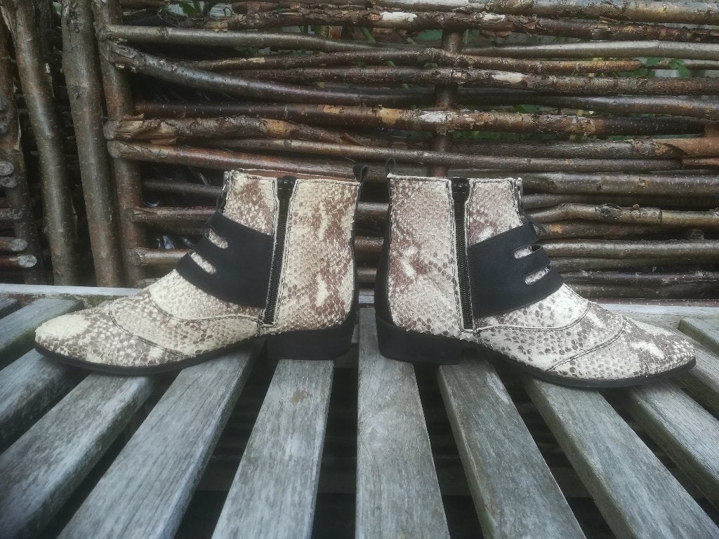 Nubikk Laarzen Leer Snake Beige maat 39, Nubikk, Beige, Lage of Enkellaarzen, Ophalen of Verzenden