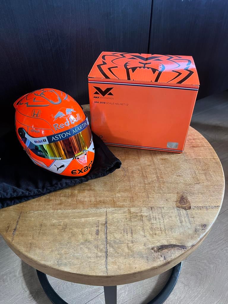 Max Verstappen Helm 1:2 Spa 2019 Schuberth + beschermtasje, Ophalen of Verzenden, Zo goed als nieuw, Formule 1