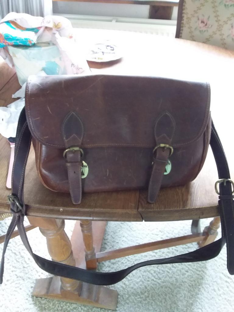 Bruine leren schoudertas, Sieraden, Tassen en Uiterlijk, Tassen | Schoudertassen, Ophalen, Zo goed als nieuw, Bruin