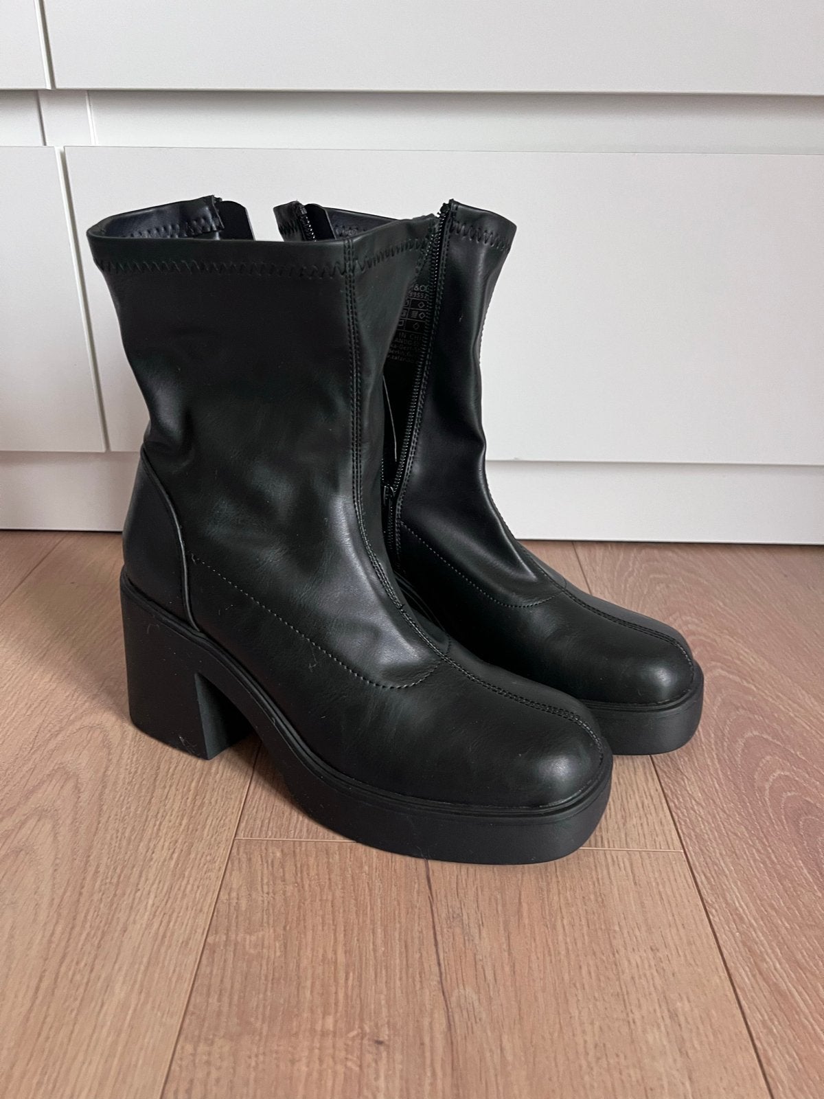 Zwarte enkellaarzen met plateauzool - Even&Odd, Kleding | Dames, Ophalen of Verzenden, Zo goed als nieuw, Zwart, Lage of Enkellaarzen