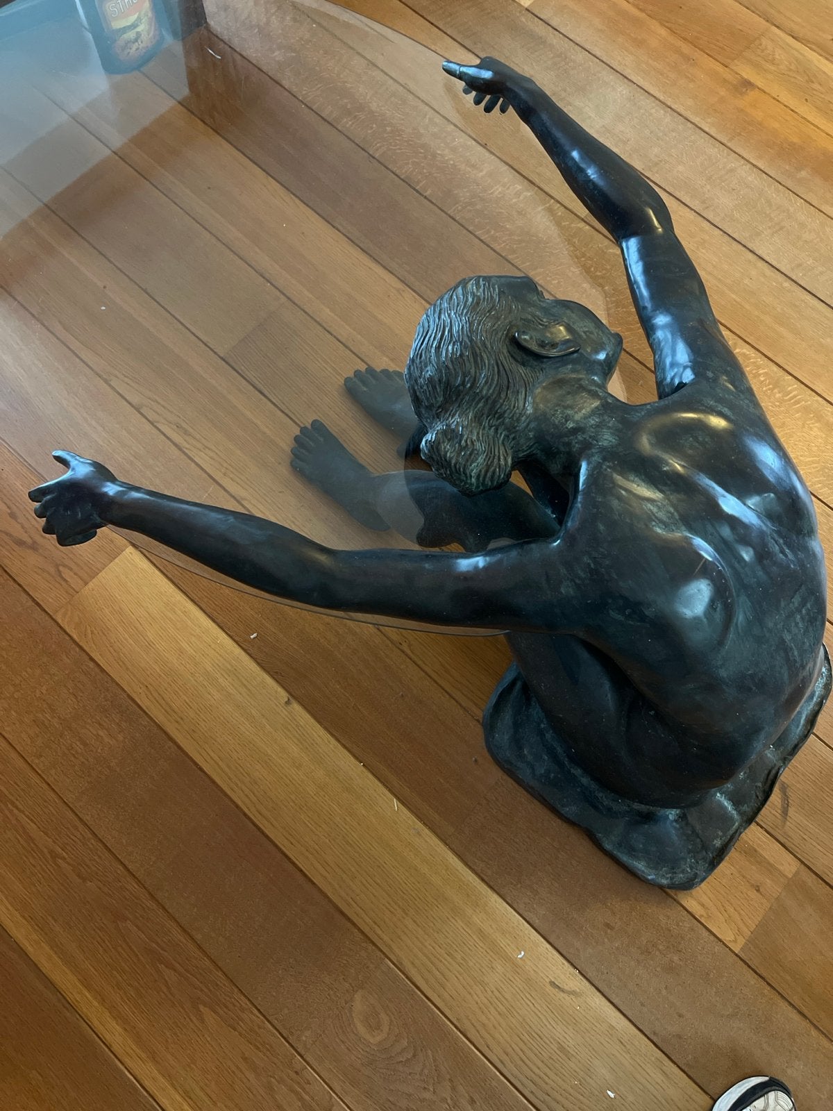 Bronzen sculptuur: Zittende figuur met glazen blad, Ophalen, 50 - 100 cm, Beeld, Bruin