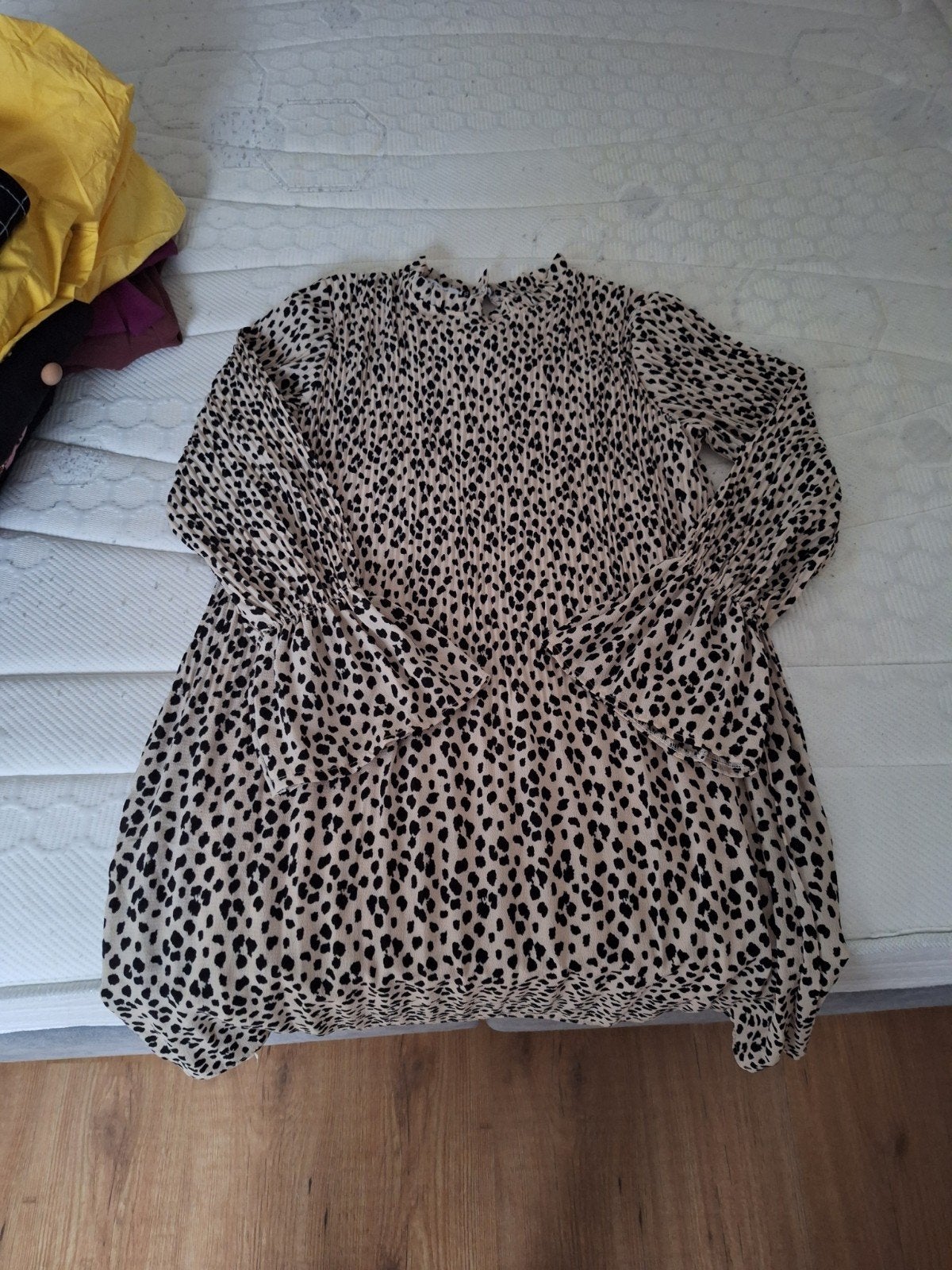 De kleding omvat zomer- en winteritems, allemaal in maat S,, Maat 38/40 (M), Geel, Ophalen of Verzenden, Knielengte