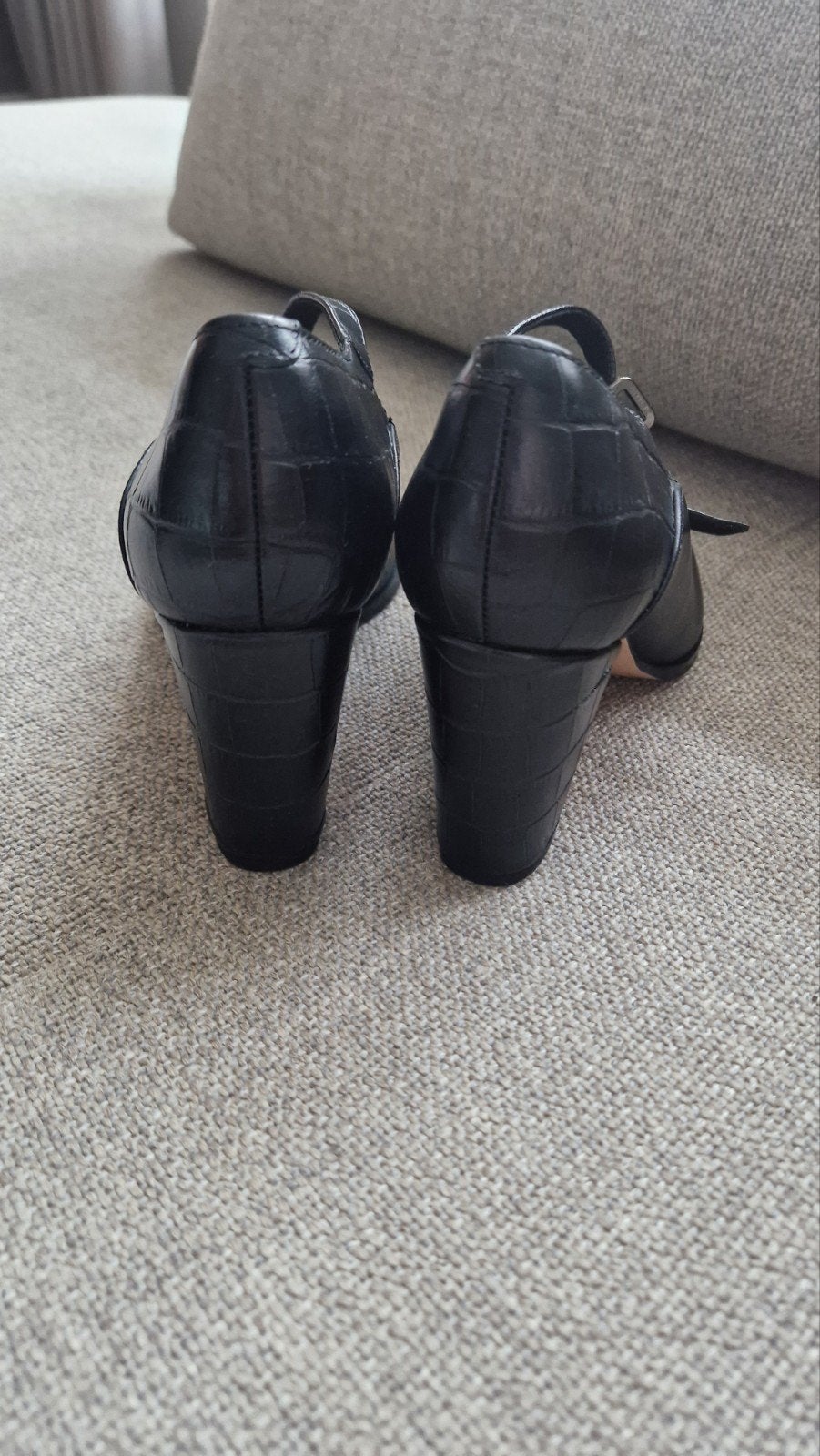 Elegante Clarks pumps met bandje, Kleding | Dames, Schoenen, Zo goed als nieuw, Pumps, Zwart, Ophalen