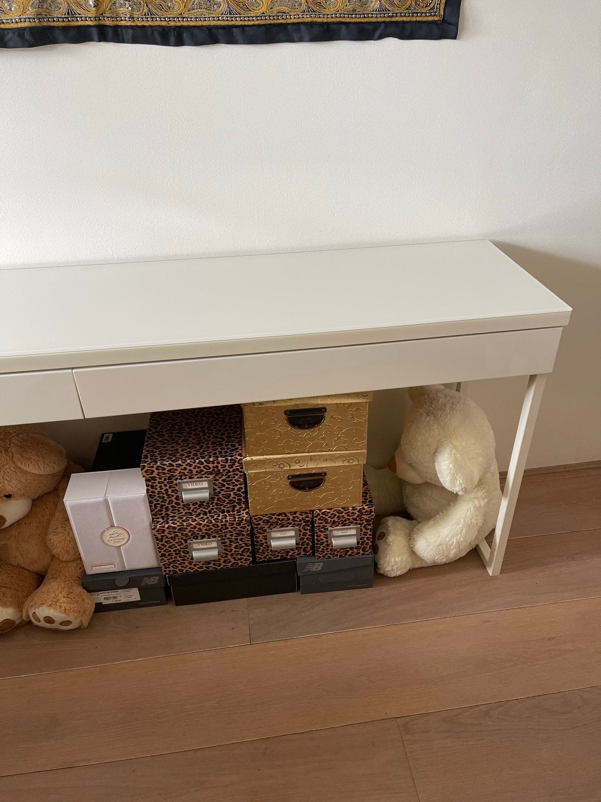 Foto 5 van IKEA Besta  halftafel/bureau 180cm met melkwitte glasplaat
