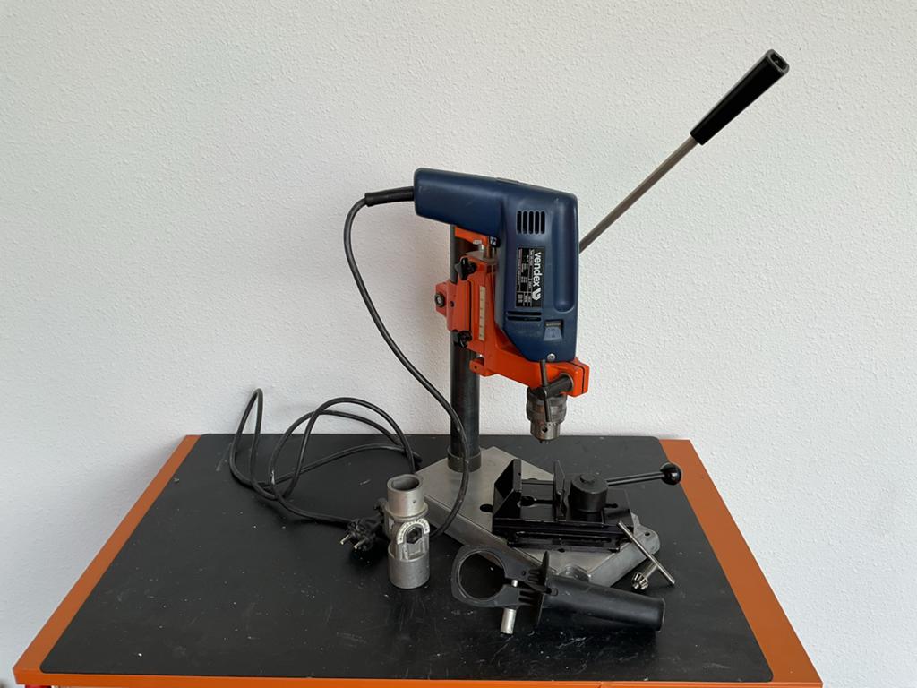 Boorstandaard met boormachine en machineklem, Ophalen of Verzenden, Gebruikt, 400 tot 600 watt, Kolomboormachine