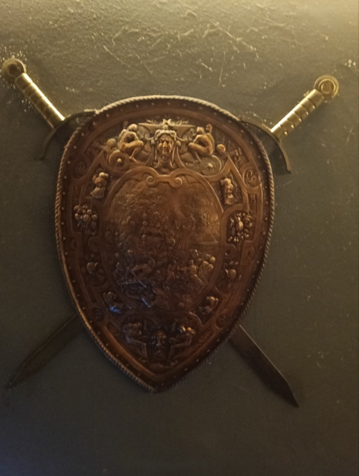 Decoratief schild met zwaarden - gedetailleerd reliëf, Ophalen