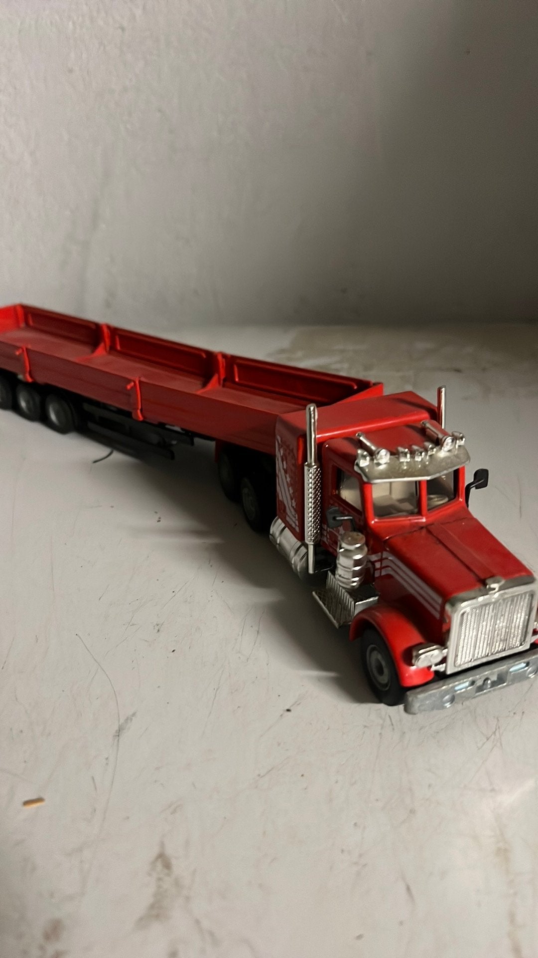 SIKU. MACK/ KENWORTH TRUCK AND DROP SIDE TRAILER, Hobby en Vrije tijd, Ophalen of Verzenden, Zo goed als nieuw, Bus of Vrachtwagen