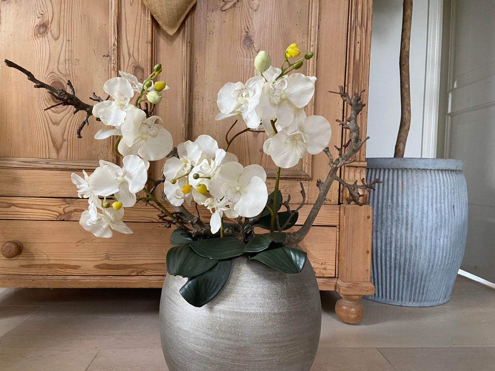 Te koop: bloempot met orchideeën en fruittakken, Ophalen of Verzenden, Zo goed als nieuw
