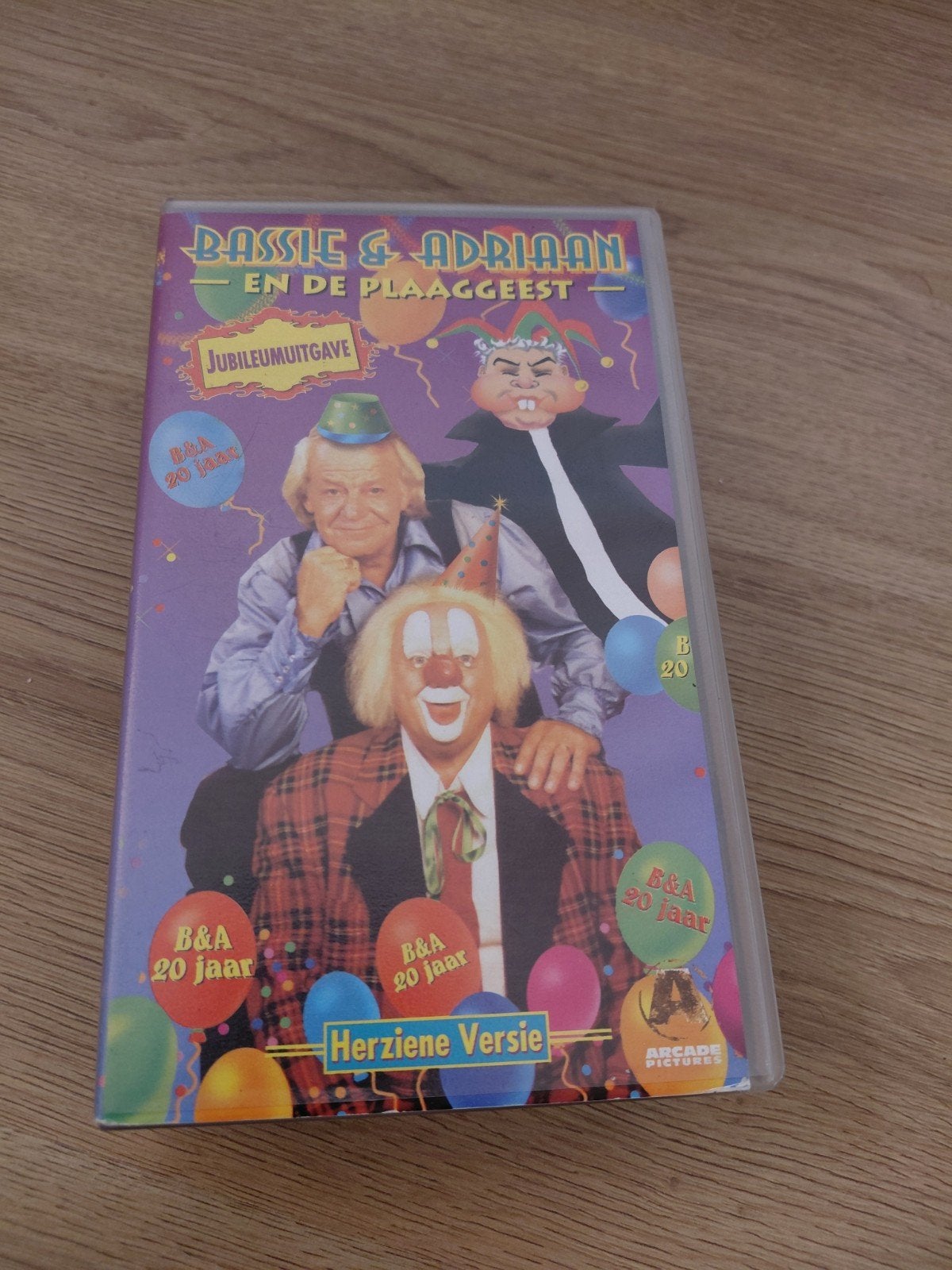 Bassie en Adriaan en de Plaaggeest dubbel video box., Cd's en Dvd's, VHS | Kinderen en Jeugd, Gebruikt, Alle leeftijden, Kinderprogramma's en -films