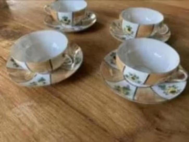 4 x kop ( theekom) en schotel (porselein), Ophalen of Verzenden, Zo goed als nieuw, Overige stijlen, Kop(pen) en/of Schotel(s)
