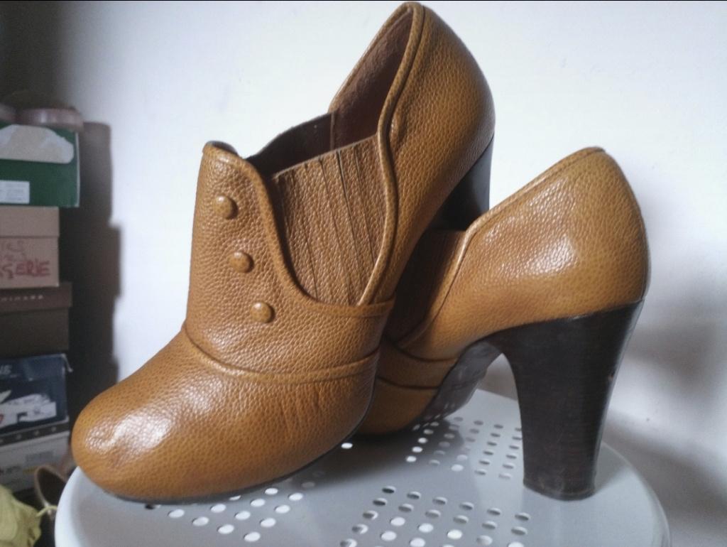 Mooie Chie Mihara enkel laarsjes/pumps, geel bruin, knoopjes, Kleding | Dames, Schoenen, Pumps, Bruin, Ophalen of Verzenden, Zo goed als nieuw
