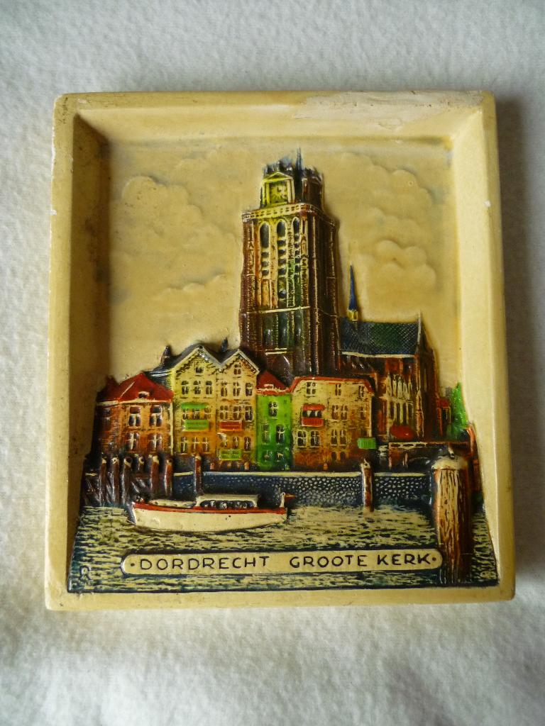 Wandtegel gips met relief afbeelding Groote Kerk | Dordrecht, Antiek en Kunst, Antiek | Wandborden en Tegels, Ophalen of Verzenden