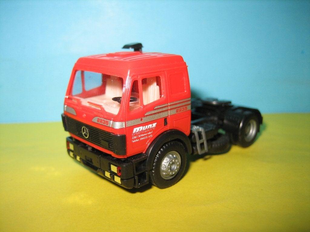 Truck  MERCEDES  rood  AWM, Ophalen of Verzenden, Zo goed als nieuw, Bus of Vrachtwagen, AWM