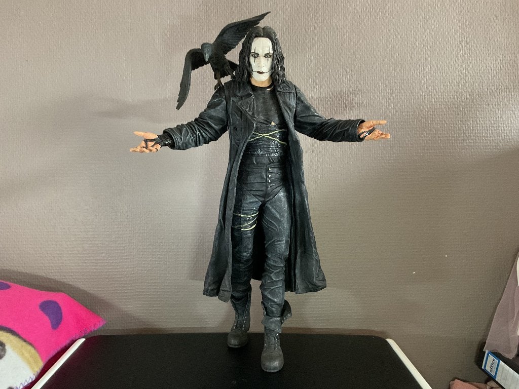 Eric draven Neca The crow 18 inch talking met kraai ( rare), Ophalen, Actiefiguur of Pop