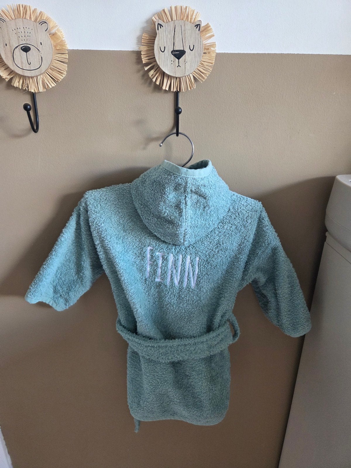 Nieuw baby badjasje met naam (Finn), Kinderen en Baby's, Ophalen of Verzenden, Nieuw, Jongetje of Meisje
