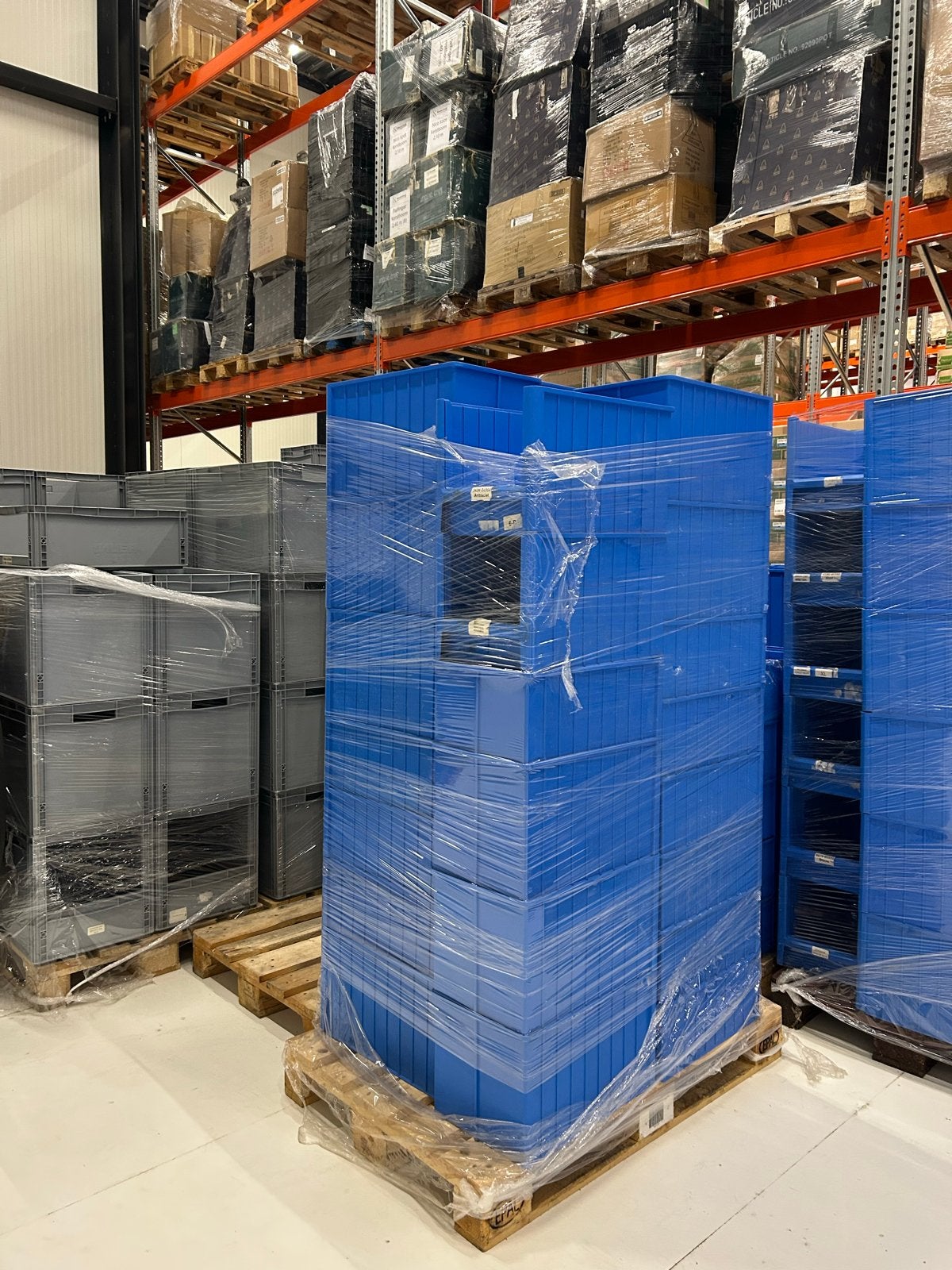Grote partij kunststof magazijnkratten / opslagbakken, Doe-het-zelf en Verbouw, Kratten en Dozen, Ophalen, Gebruikt, 40 tot 60 cm