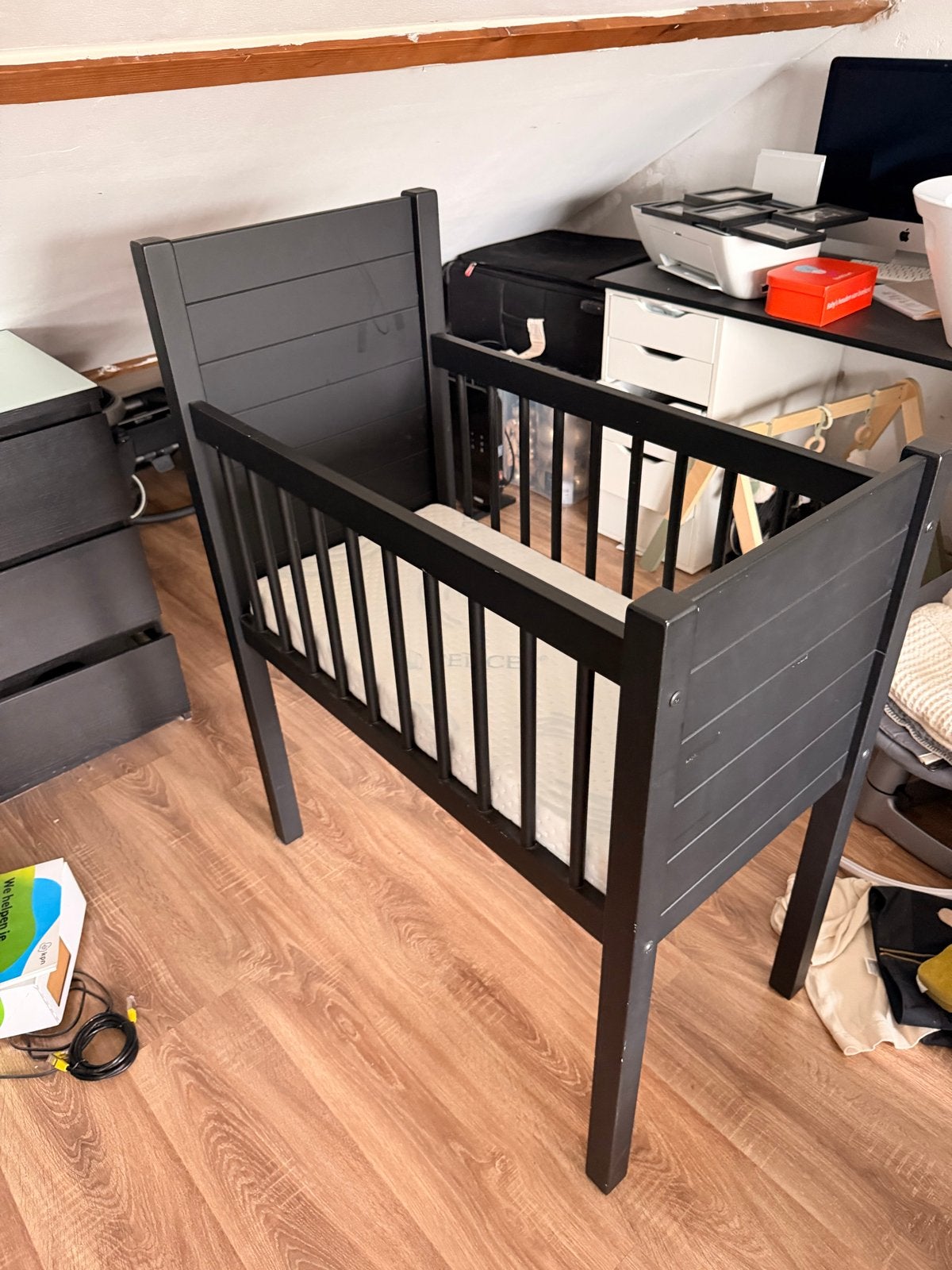 Zwart babybedje met matras, Kinderen en Baby's, Babywiegjes en Ledikanten, Ophalen, Gebruikt, Wieg