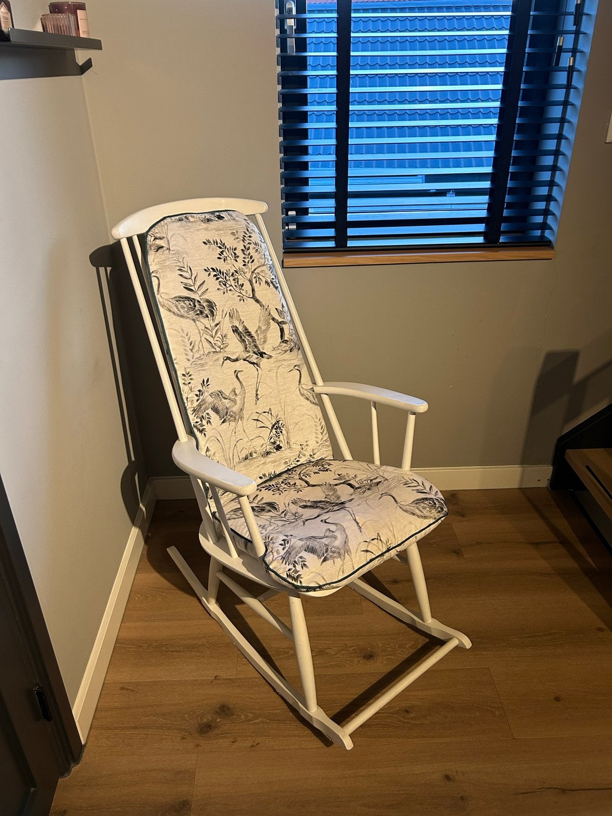 Witte schommelstoel met comfortabel kussen, Ophalen, Wit, Zo goed als nieuw, Eén