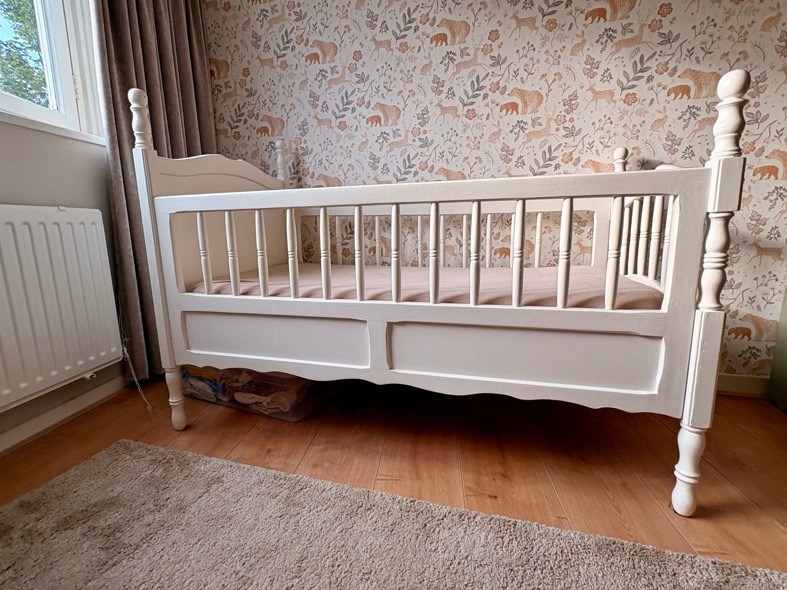 Brocante baby ledikant wit geverfd, Ophalen of Verzenden, Gebruikt, Ledikant