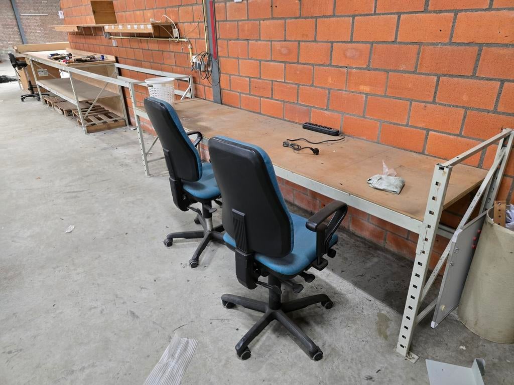 Lage stellingen gebruikt als balie, werkbank en inpaktafel, Ophalen