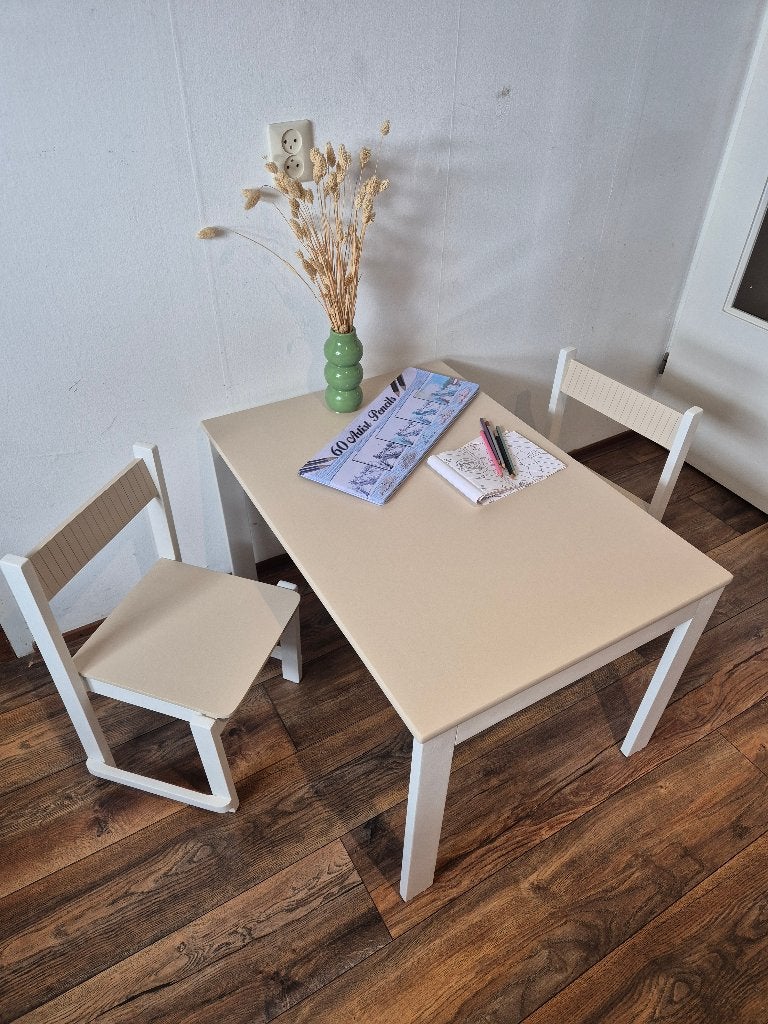 Kindertafel met 2 stoeltjes | Volledig opgeknapt, Kinderen en Baby's, Kinderkamer | Tafels en Stoelen, Ophalen, Zo goed als nieuw