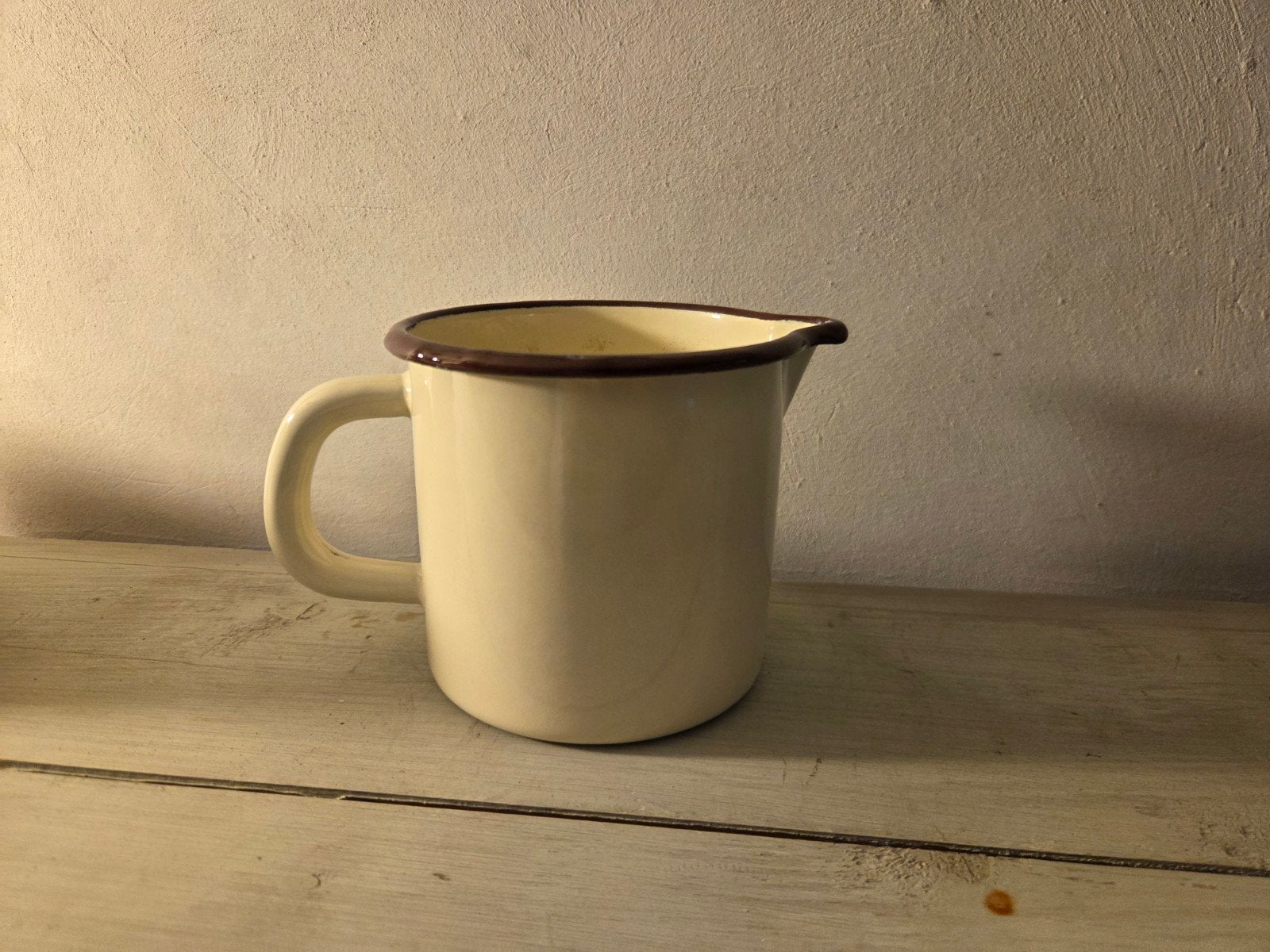 Vintage geëmailleerde maatbeker/kan, crème met bruine rand, Ophalen of Verzenden