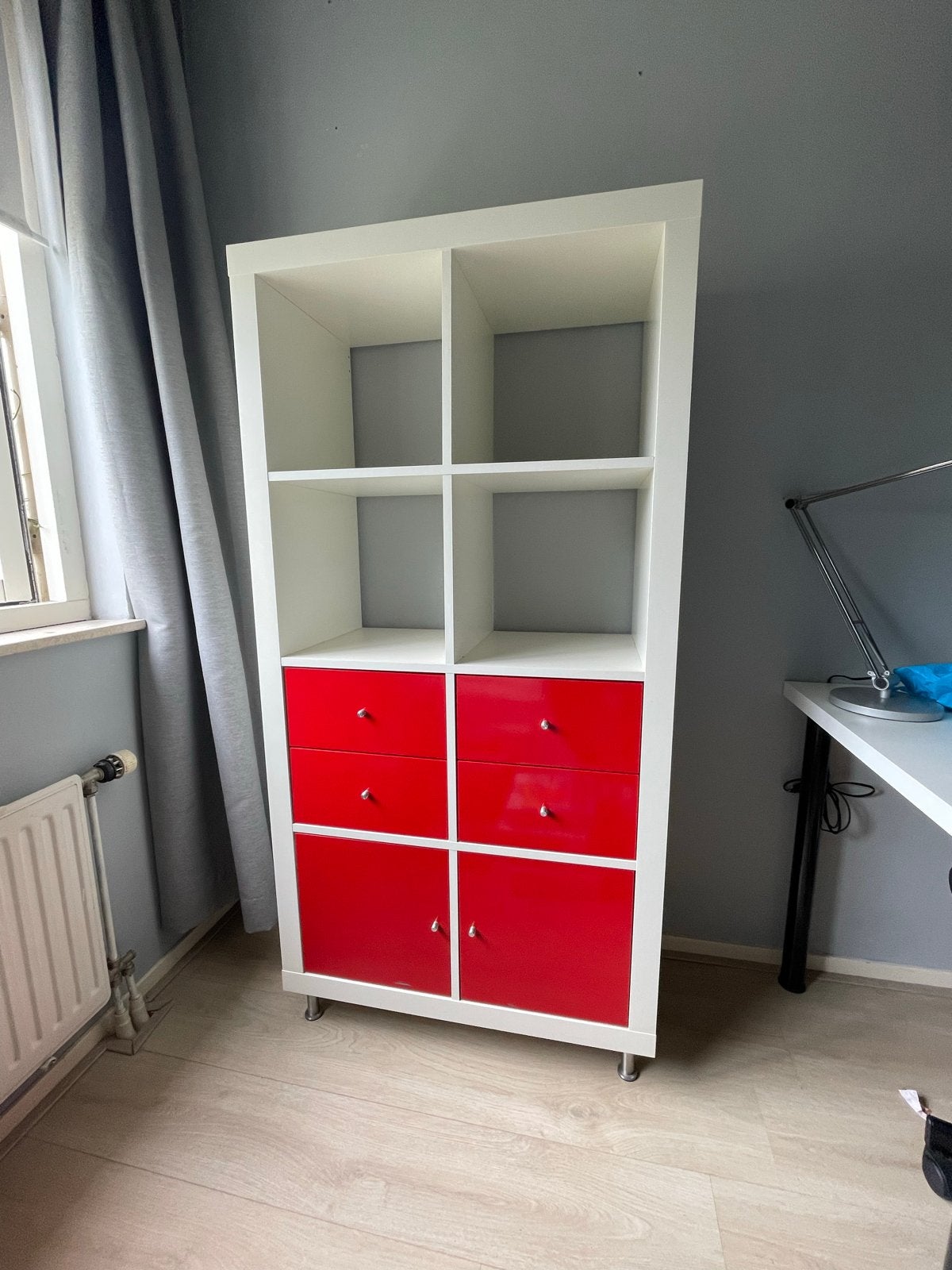 Wit kastje met rode lades en deurtjes, Ophalen, Gebruikt