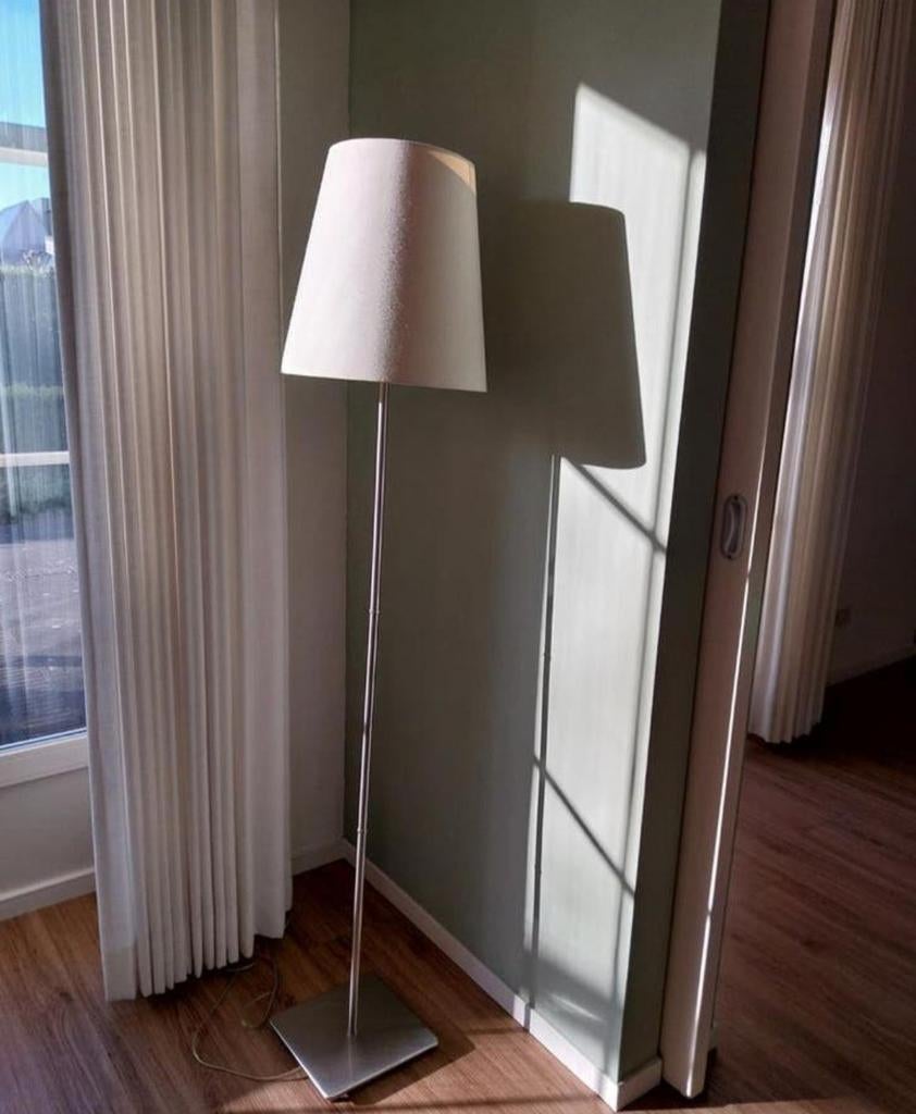 Staande lamp met roestvrijstalen voet en ecru kap, Gebruikt, Ophalen of Verzenden, Metaal, Modern