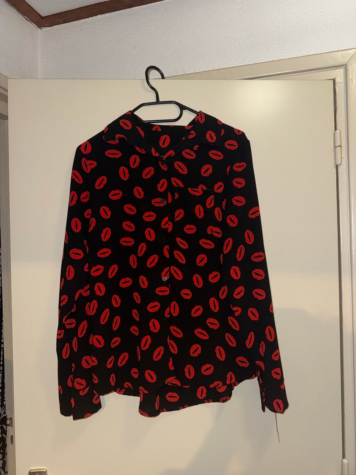 Cherry Koko Blouse Zwart met Rode Lippen Maat M, Ophalen of Verzenden, Zo goed als nieuw, Maat 38/40 (M), Zwart
