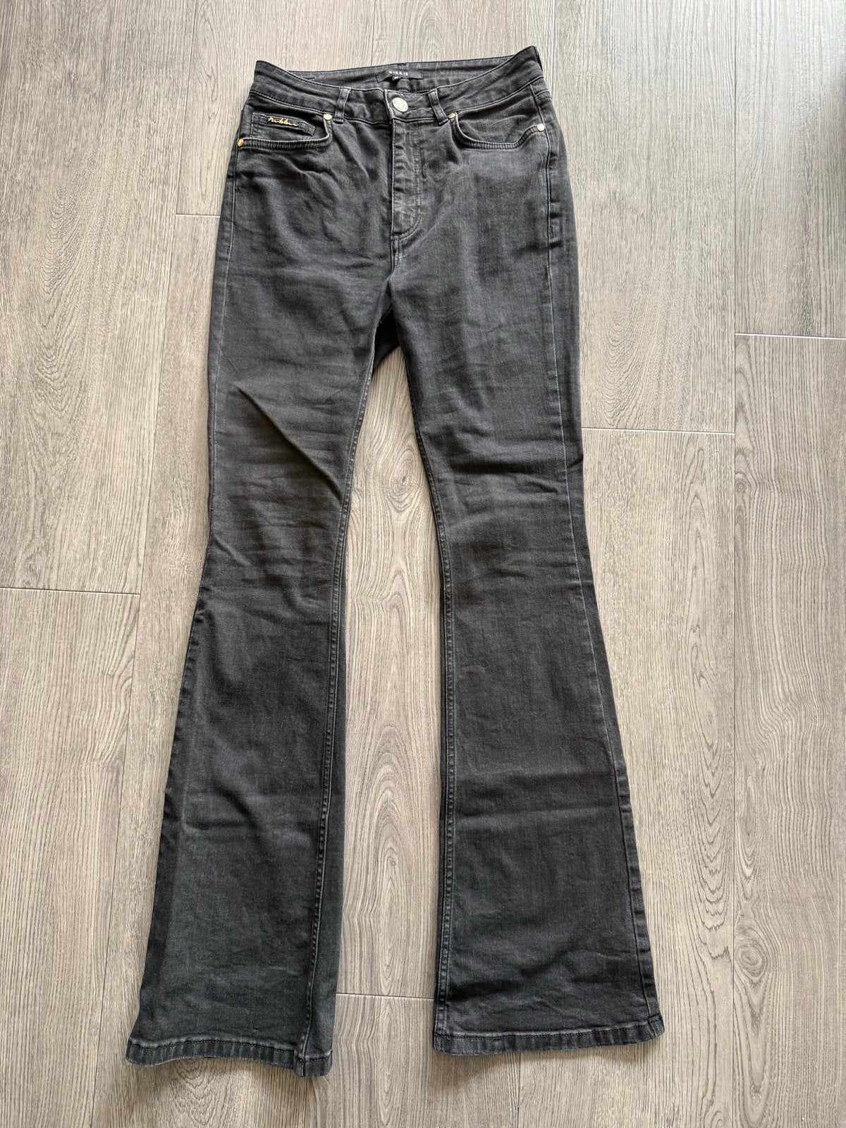 Nikkie flared jeans zwart W29, ZGAN!, Ophalen of Verzenden, Zo goed als nieuw, Zwart, W28 - W29 (confectie 36)