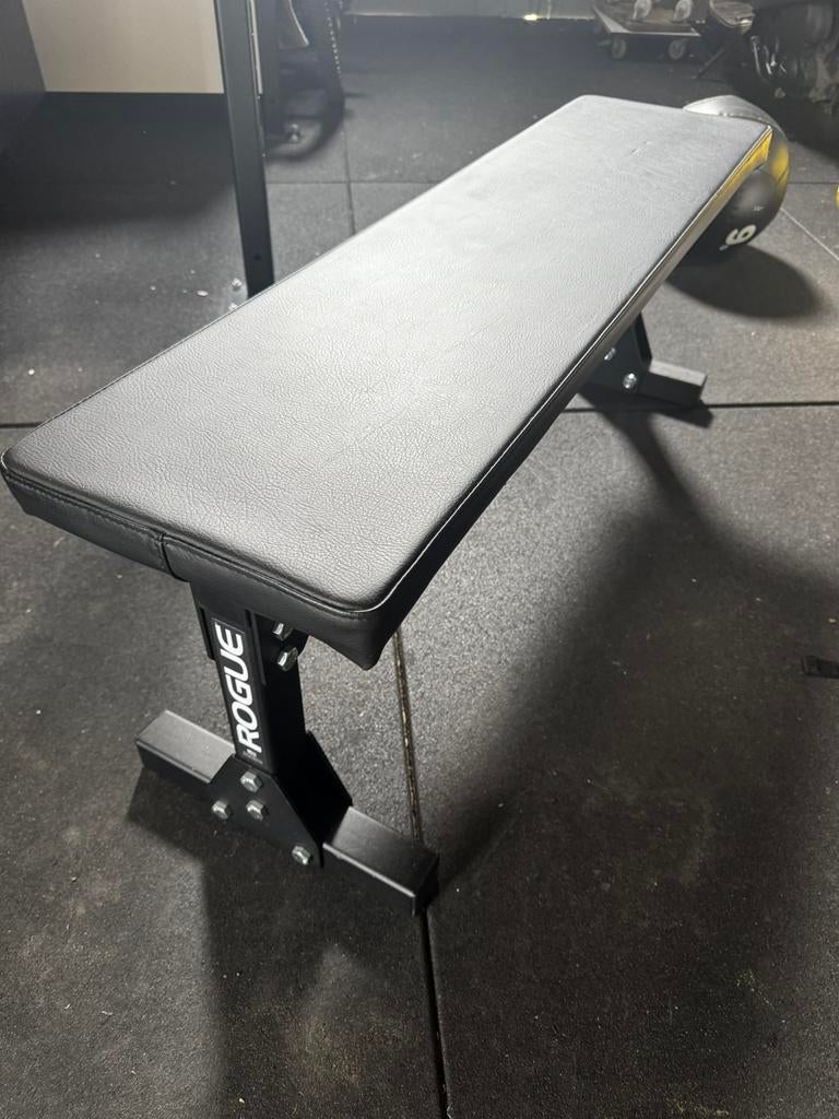 Rogue Flat Utility Bench - Bolt Version, Sport en Fitness, Fitnessmaterialen, Ophalen, Zo goed als nieuw, Fitnessbank