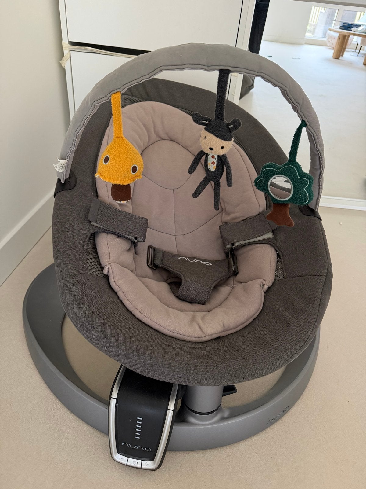 Nuna Leaf Grow wipstoel met speelboog en motor(adapter kwijt, Ophalen, Zo goed als nieuw