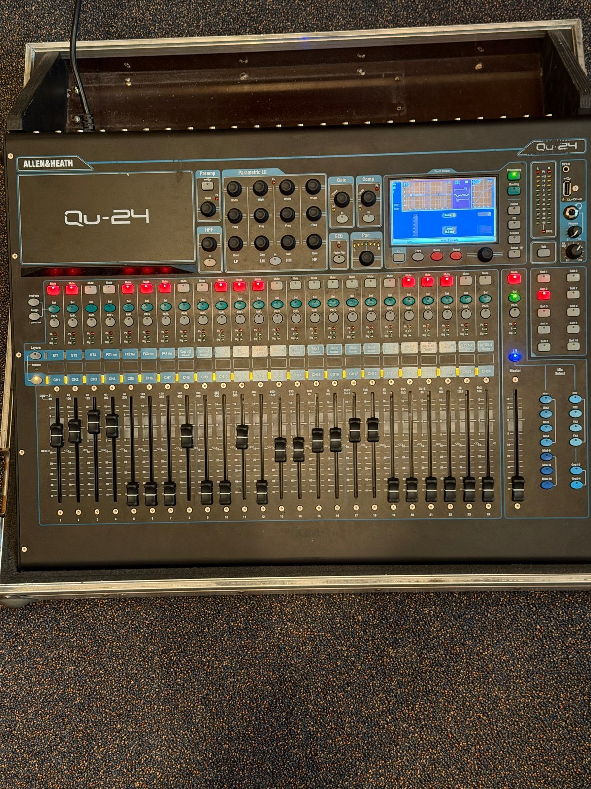 Allen & Heath Qu-24 Digitale Mixer met Flightcase, Ophalen of Verzenden, Zo goed als nieuw, 20 kanalen of meer, Microfooningang
