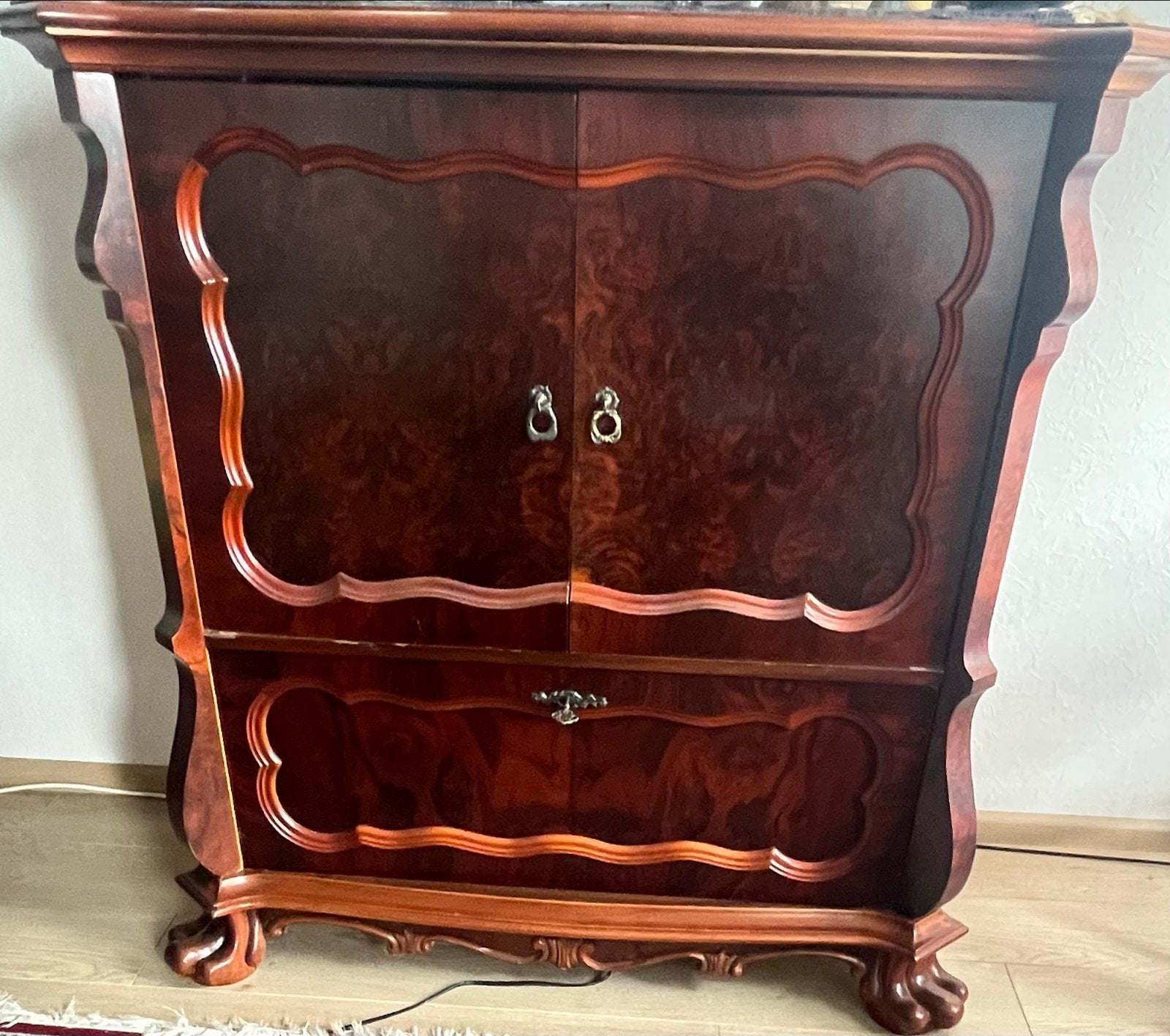 Klassieke TV-kast/dressoir van donker hout, Antiek en Kunst, Ophalen